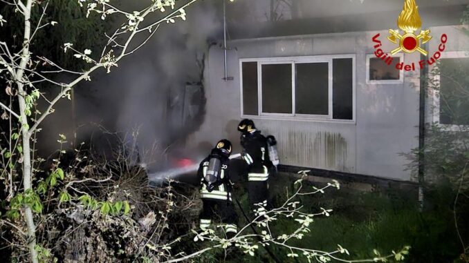 Incendio In Via Tramello I Delicati Soccorsi Ai Cani Di Antonino