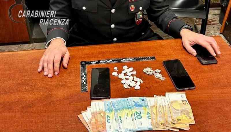 Addosso Cocaina Ed Eroina Pronte In Dosi Enne Arrestato