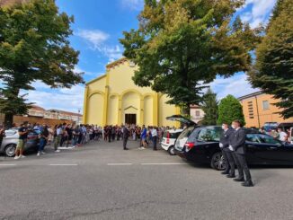 I Funerali di Elisa Pomarelli. Prima dell'ingresso in Chiesa del Feretro un violinista ha risuonato le note della canzone preferita della giovane piacentina "Piccola stella senza cielo" di Luciano Ligabue. Don Pietro Cesena durante l'Omelia: "Oggi Elisa ha un cielo"