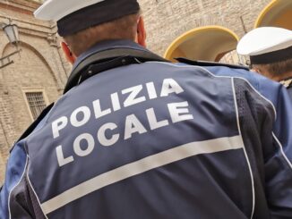 Chiavenna Landi, furgone abbatte il muro di una casa dopo lo scontro con un'auto