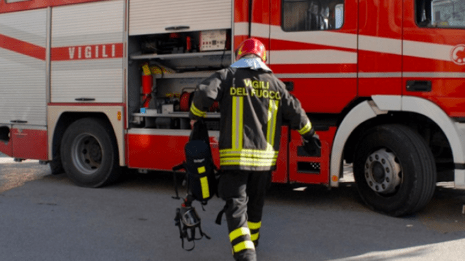 Incendio a Montale in un magazzino, Vigili del Fuoco domano il rogo