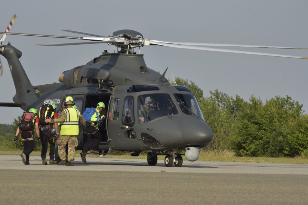 Ricerca e intervento aereo forze armate e operatori del soccorso