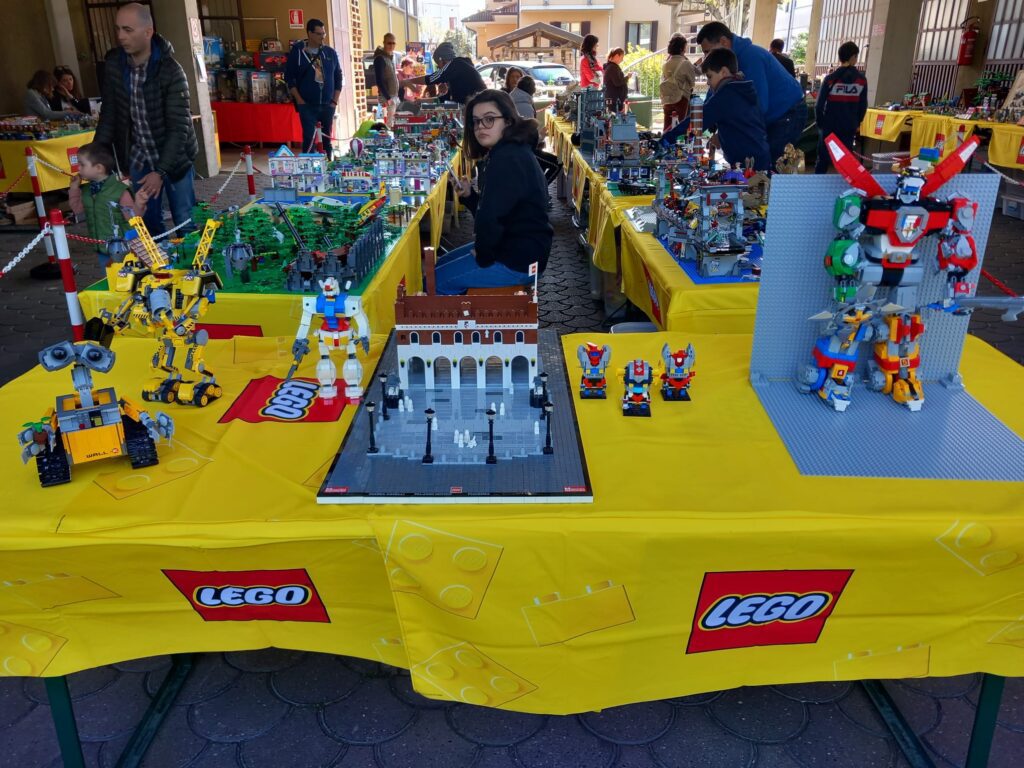 Lego e nostalgia, successo per la prima edizione della mostra “Mattoncini  spaziali”