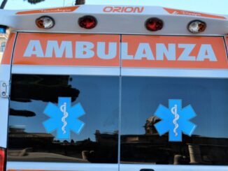 Ciclista piacentina scontro con un auto in una rotonda