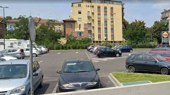 Parcheggio-Lidl-di-via-Calciati-a-pagamento-irregolare