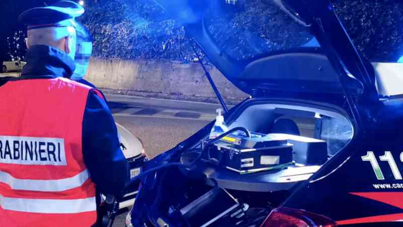 Ubriaco si schianta contro le auto in sosta, denunciato