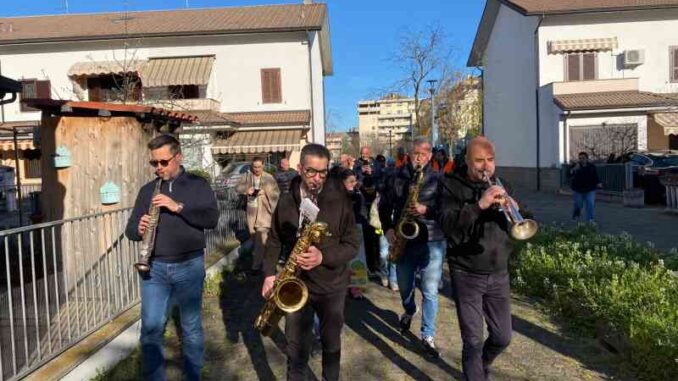 Pedibus-jazz-alunni-della-S.-Lazzaro-accompagnati-a-ritmo-di-jazz