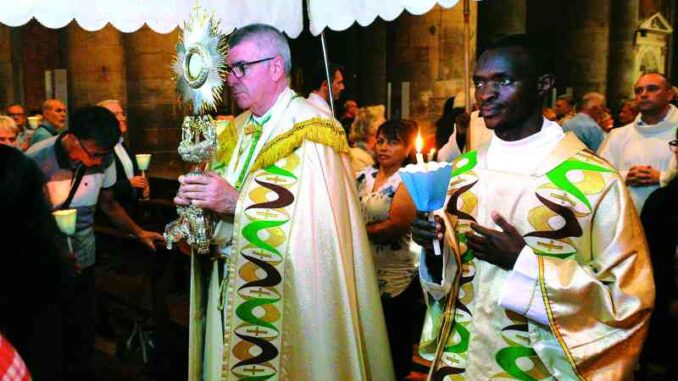 Messa-e-processione-del-Corpus-Domini-a-Piacenza-la-sera-del-30-maggio