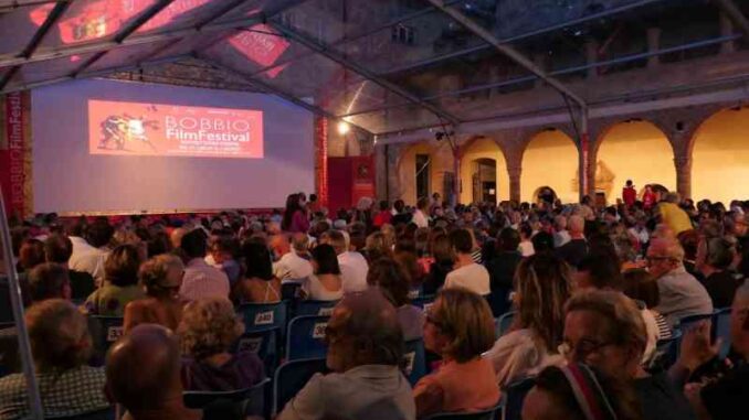 Bobbio Film Festival 2024, sala gremita per l'apertura con la proiezione del film "felicità"