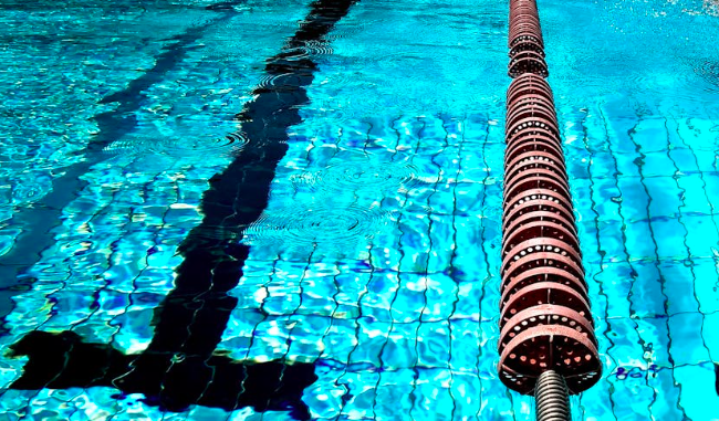 piacentina allontanata dalla vasca di una piscina mentre stava allattando